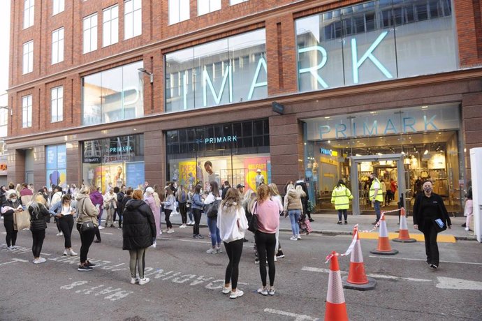 Archivo - 30 April 2021, United Kingdom, Belfast: Shoppers queue outside Primark in Belfast, as shops reopen after the easing of the coronavirus lockdown restrictions in Northern Ireland. Photo: Mark Marlow/PA Wire/dpa