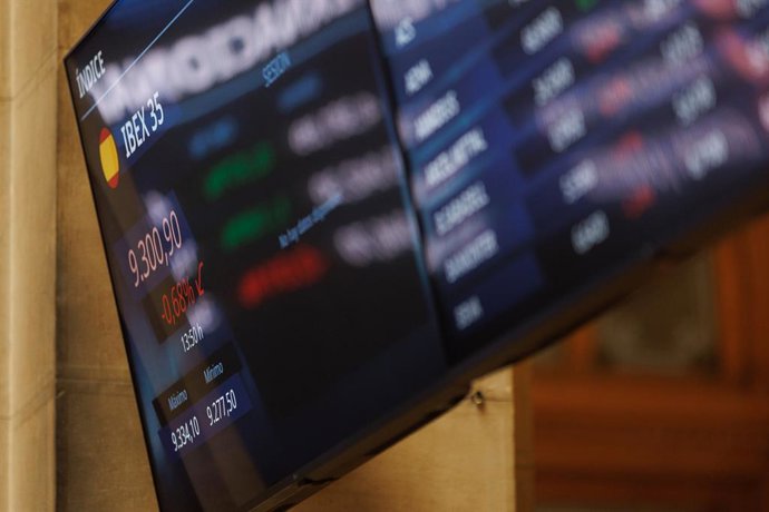 Un panel del Ibex 35 en el Palacio de la Bolsa de Madrid, a 23 de junio de 2023, en Madrid (España). El Ibex 35 ha iniciado la sesión de hoy con una caída del 0,64%, lo que ha llevado al selectivo madrileño a situarse en los 9.304,3 puntos, en una jorna