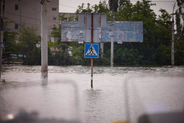 Una calle inundada en la región de Jersón, en el sur de Ucrania, tras la destrucción de la presa de Kajovka