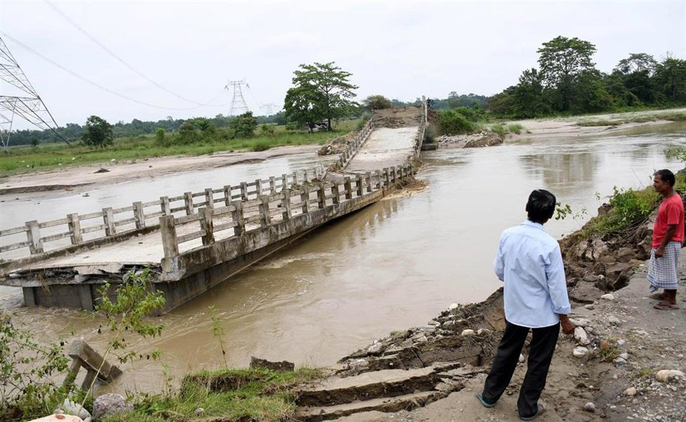 Puente dañado a causa de las lluvias del monzón en el estado de Assam, en el noreste de India