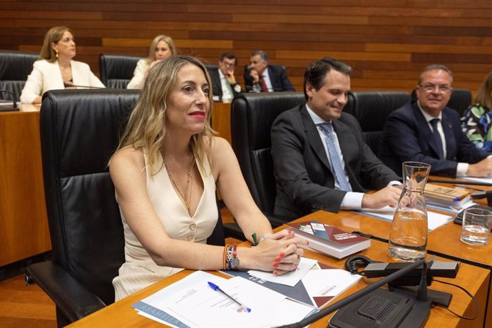 La presidenta del PP de Extremadura, María Guardiola, durante la constitución de la Asamblea de Extremadura.