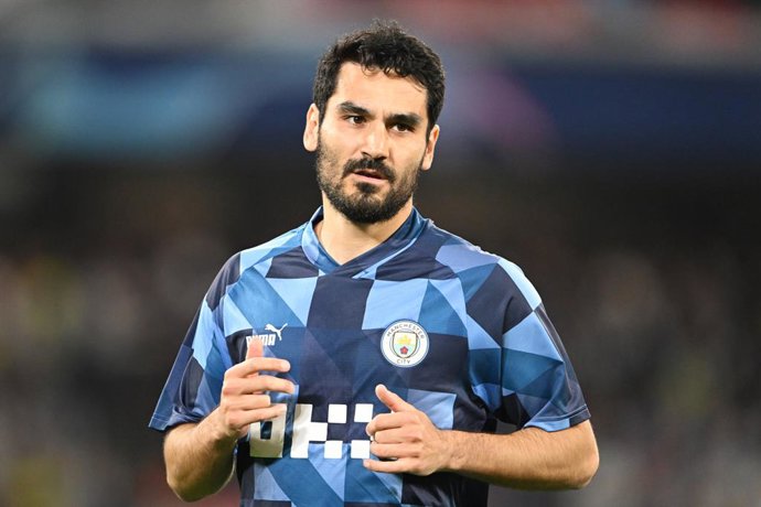 10 June 2023, Turkey, Istanbul: Manchester's Ilkay Gundogan warms up ahead of the UEFA Champions League Final soccer match between Manchester City FC and Inter Milan at the Ataturk Olympic Stadium. Photo: Robert Michael/dpa