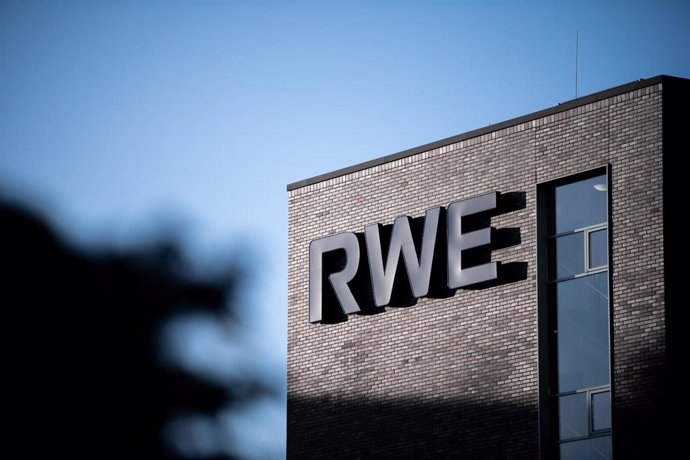Archivo - FILED - 15 March 2021, North Rhine-Westphalia, Essen: German energy company RWE's logo is seen on the facade of a building on the RWE Campus in Essen. RWE has bought the 49\% stake in four planned North Sea windfarms held by Canada's Northland