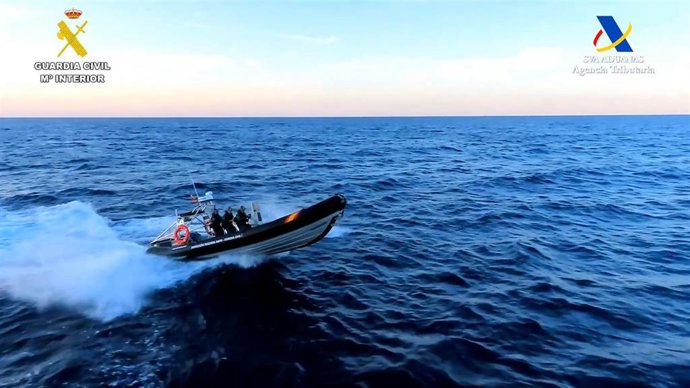 Embarcación de la Guardia Civil en la playa del Arenal en Xbia (Alicante), en un simulacro junto con Vigilancia Aduanera contra el narcotráfico.