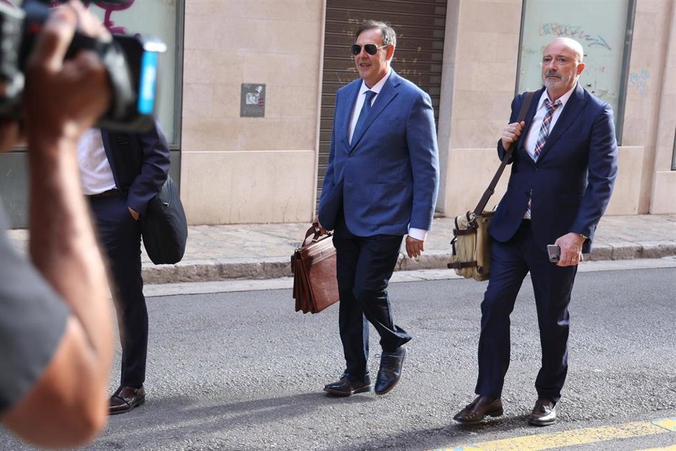 El juez Manuel Penalva (c) y el fiscal Miguel Ángel Subirán (d), a su llegada a un juicio contra los investigados del caso Cursach, a 22 de junio de 2023, en Madrid (España).
