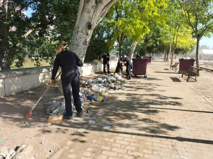 Recogida de residuos en la zona de Las Moreras, en Valladolid, tras la noche de San Juan.