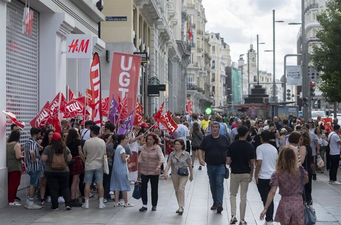 Trabajadores de la cadena sueca de moda H&M sujetan pancartas durante una protesta en Gran Vía, a 20 de junio de 2023, en Madrid (España).