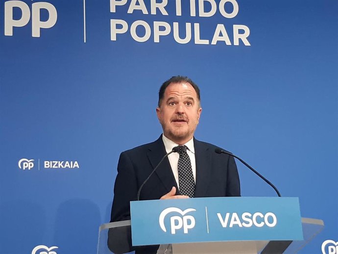 El presidente del PP vasco, Carlos Iturgaiz, en rueda de prensa.