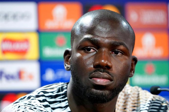 Archivo - El central senegalés Kalidou Koulibaly atiende a los medios de comunicación en una rueda de prensa durante su etapa en el Chelsea inglés.