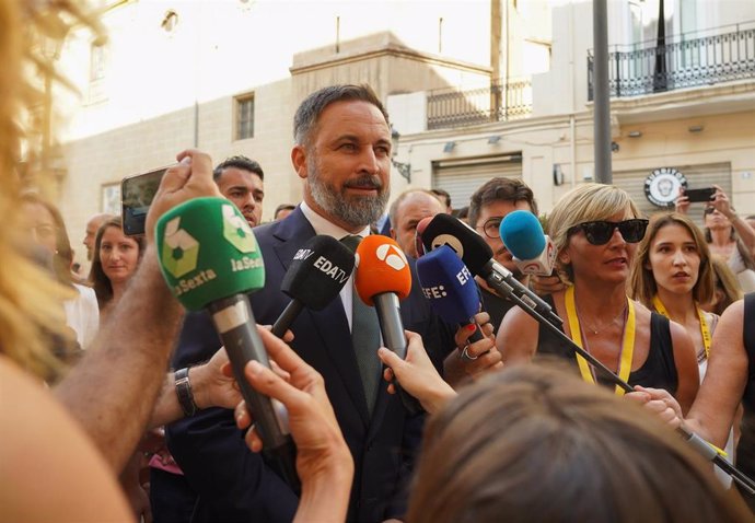 El líder de Vox, Santiago Abascal, atiende los medios antes de entrar en Las Corts Valencianes para la constitución de las mismas.