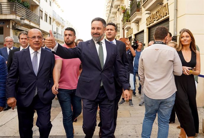 . Santiago Abascal Atiende Los Medios Antes De Entrar En Las Corts Valencianes Para La Constitución De Las Mismas.