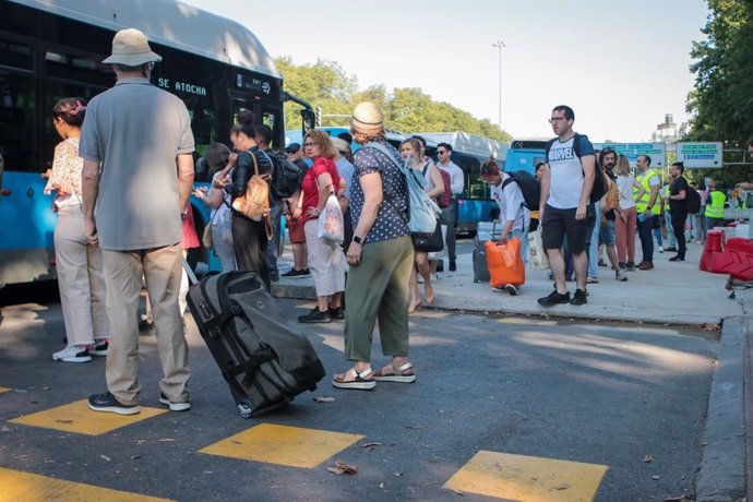 Archivo - Usuarios de L1 de Metro cogiendo el autobús de la EMT alternativo por obras