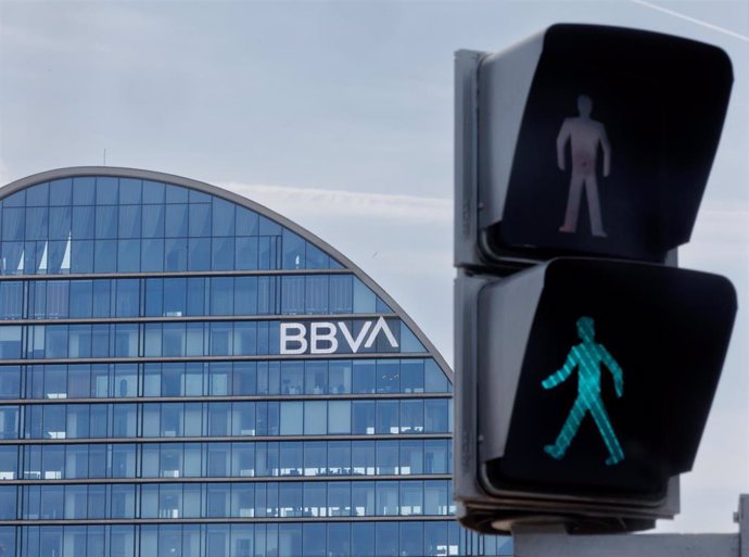 Archivo - Un semáforo frente al banco del BBVA en la ciudad del BBVA, a 10 de abril de 2023, en Madrid (España). La Ciudad BBVA es un complejo de siete edificios que alberga la actual sede operativa de la entidad bancaria española Banco Bilbao Vizcaya A