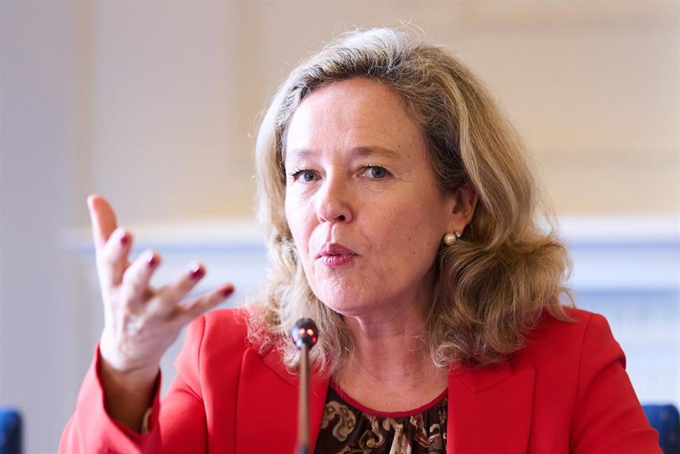 La vicepresidenta primera del Gobierno y ministra de Asuntos Económicos y Transformación Digital, Nadia Calviño, interviene durante la inauguración del seminario de la Asociación De Periodistas De Información Económica (APIE), en la  Universidad Interna