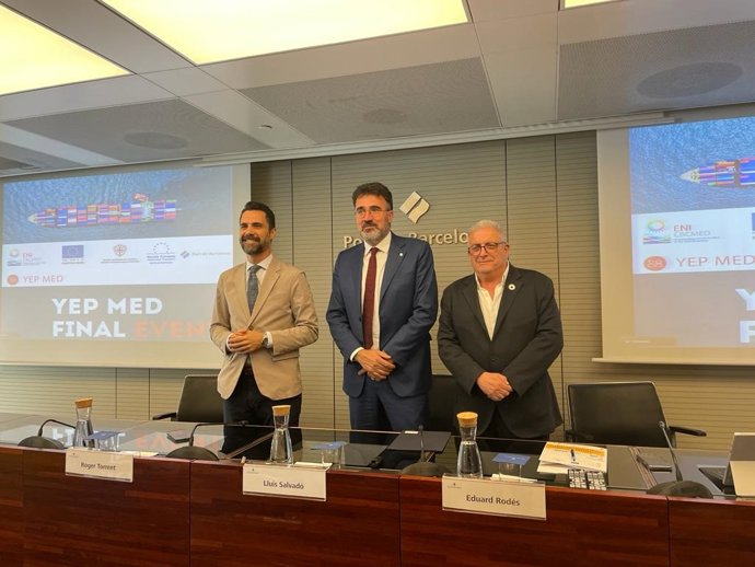 El conseller de Empresa y Trabajo de la Generalitat, Roger Torrent; el presidente del Puerto de Barcelona, Lluís Salvadó, y el  director de la Escuela Europea de Short Sea, Eduard Rodés en la clausura de Yep Med