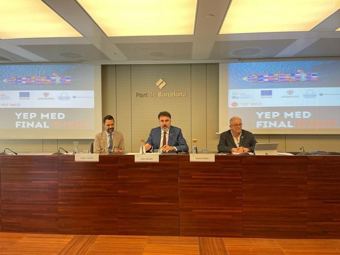El conseller de Empresa y Trabajo de la Generalitat, Roger Torrent; el presidente del Puerto de Barcelona, Lluís Salvadó, y el director de la Escuela Europea de Short Sea Shipping, Eduard Rodés, en la clausura del Yep Med