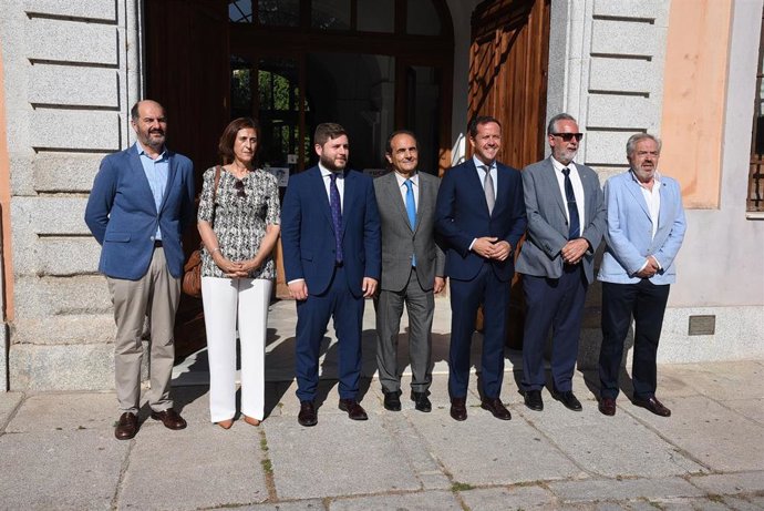 El consejero de Fomento.,Nacho Hernando, y el alcalde de Toledo, Carlos Velázquez, participan en la presentación del I Congreso Internacional de Patrimonio de la Obra Pública y de la Ingeniería Civil.
