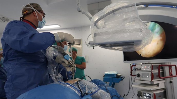 El doctor Rafael Periáñez Moreno, especialista en cirugía endoscópica de columna, durante una intervención en el Hospital Vithas.