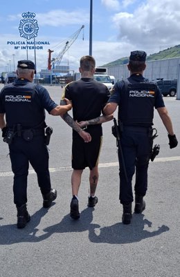 Agentes de la Policía Nacional con el detenido en el Puerto de Zierbena reclamado en Escocia.