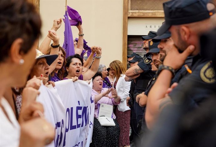La Coordinadora Feminista saca músculo ante la constitución de les Corts: "No queremos pactos con la extrema derecha"