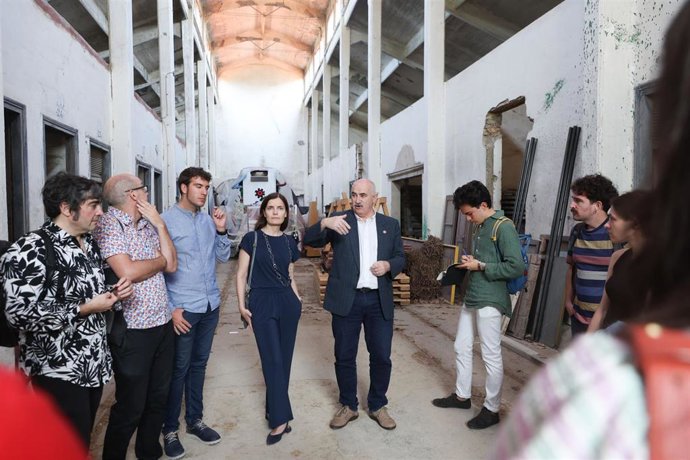 El vicepresidente del Gobierno de Navarra, José María Aierdi, junto a la directora general de Vivienda, Ana Bretaña, el alcalde de Tafalla, Xabier Alcuaz, y alumnado y docentes del Campus Ultzama en su visita al silo de Tafalla.