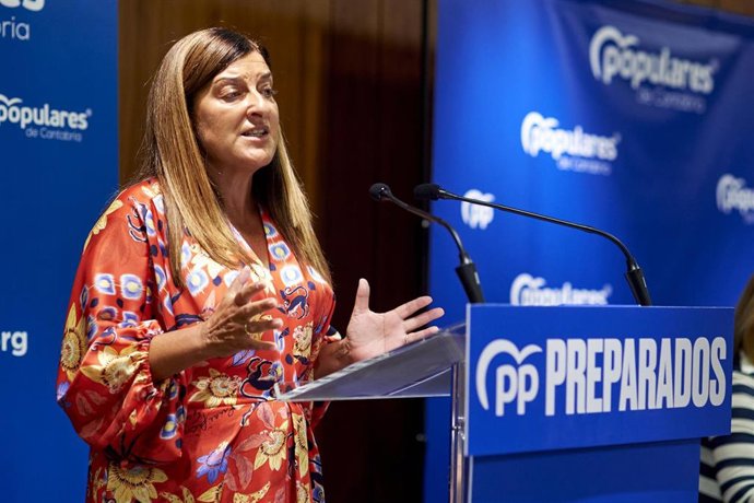 Archivo - La presidenta del Partido Popular de Cantabria, María José Sáenz de Buruaga, en una intervención en el PP.