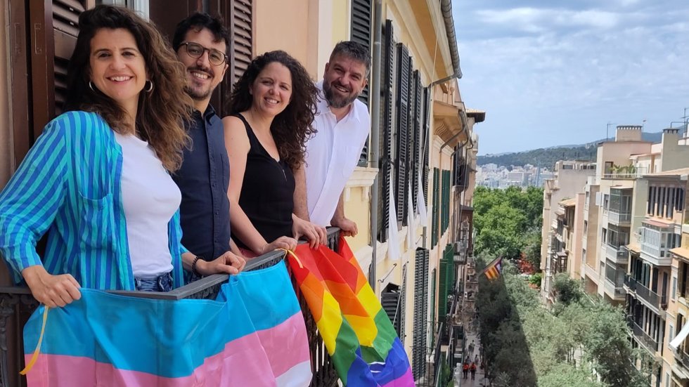 Los representantes de MÉS per Mallorca cuelgan la bandera LGTBI+ en sus dependencias del Parlament.