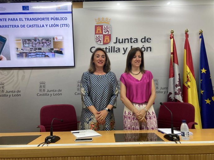 María González Corral (i) y Laura Paredes posan después de la presentación de los sistemas ITS.