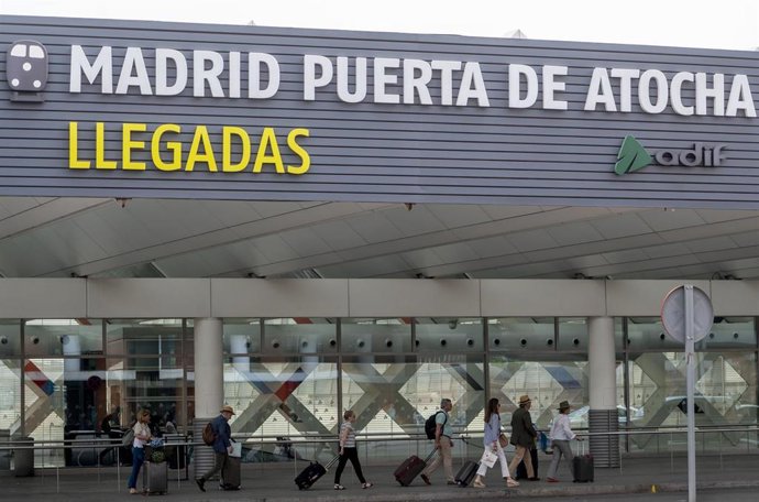 Archivo - Varias personas en el exterior de la estación de Atocha-Almudena Grandes