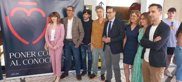 Representantes de la UMU, entre ellos el rector, José Luján, junto a Guillermo Rubio y Julián Garnés, del estudio Rubio & del Amo y creadores de la nueva identidad visual de la institución docente