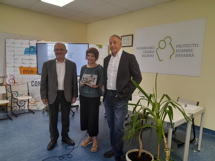 El presidente de la Fundación Proyecto Hombre Navarra, José Antonio Arrieta, la directora técnica, Cristina Illescas, y el director general de la fundación, Alfonso Arana, en la rueda de prensa