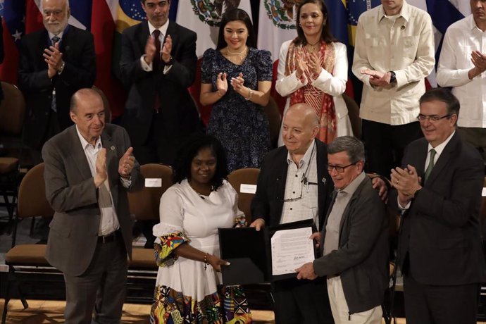 Archivo - La vicepresidenta de Colombia, Francia Márquez; el jefe negociador del Gobierno, José Otty Patiño; e Israel Ramírez, alias Pablo Beltrán, jefe de la delegación del ELN, en el cierre del segundo ciclo de negociaciones en México, entre otras per