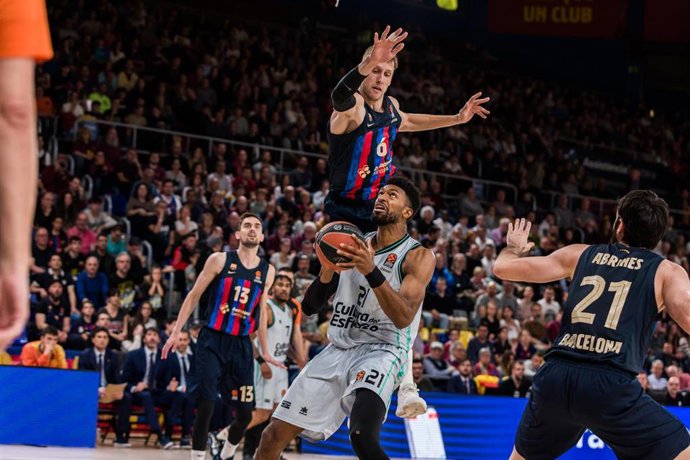 Archivo - Kyle Alexander y Jan Vesely en un Bara-Valencia Basket