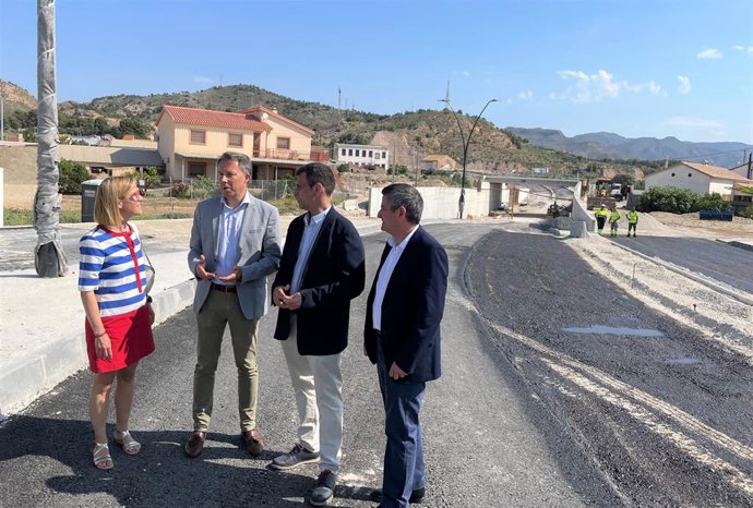 El consejero en funciones de Fomento e Infraestructuras, José Ramón Díez de Revenga, junto al alcalde de Lorca, Fulgencio Gil, durante su visita a las obras del Tramo I