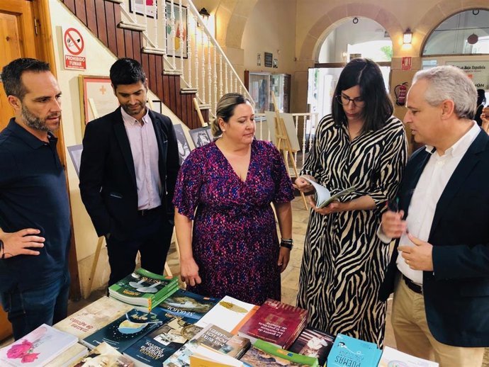 Libros del IEA donados a Cruz Roja