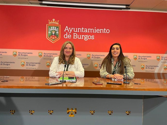 Cristina Ayala y Andrea Ballesteros (D): tras la primera junta de Gobierno.