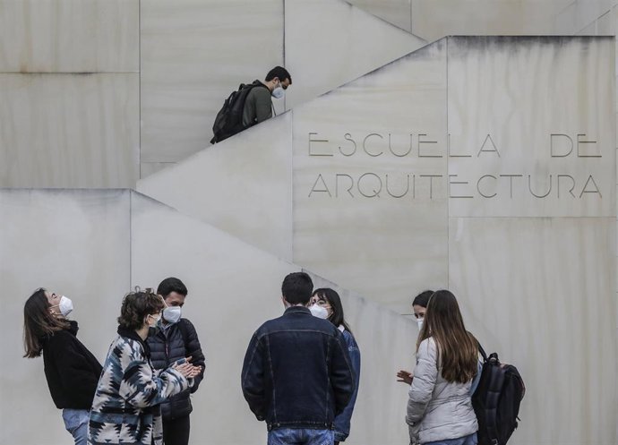 Archivo - Varios estudiantes acuden a clases en una facultad de la Universidad Politécnica de Valencia 