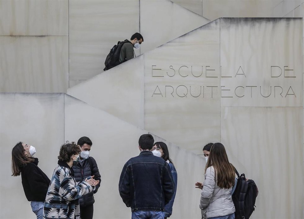 Archivo - Varios estudiantes acuden a clases en una facultad de la Universidad Politécnica de Valencia 