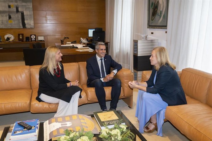 Reunión de la presidenta del Parlamento Maria Jose González Revuelta (d) con la portavoz del PSOE, Noelia Cobo, y el secretario generald el PSOE, Pablo Zuloaga.