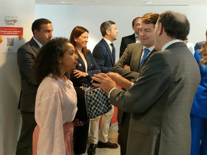 La embajadora de Estados Unidos ante España y Andorra, Julissa Reynoso, habla con el presidente de la Junta de Castilla y León, Alfonso Fernández Mañueco (c), y el presidente del Consejo Social de la Universidad de Salamanca, Ignacio Sánchez Galán (d).