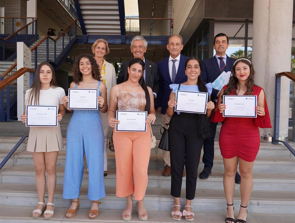 Las becadas, junto a representantes de Universidad Loyola y Fundación Alalá.
