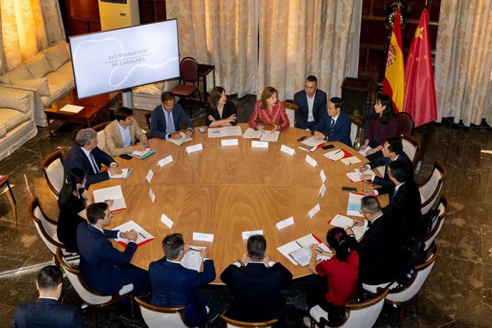 La alcaldesa de Zaragoza, Natalia Chueca, el consejero municipal de Presidencia y Relaciones Institucionales, Ángel Lorén, y la consejera municipal de Cultura y Turismo, Sara Fernández, en una reunión con la delegación de la ciudad china de Jiaxing