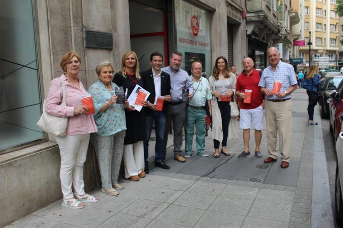 El cabeza de lista y la número 2 del PSOE de Cantabria al Congreso de los Diputados, Pedro Casares y Noelia Cobo, respectivamente, se reúnen con la Directiva de la Federación de Jubilados y Pensionistas de UGT