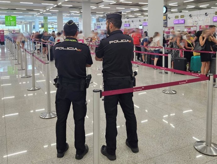 Archivo - Agentes de policía en el aeropuerto de Palma.