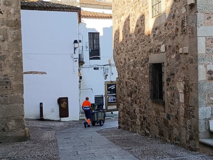 Trabajador del servicio de limpieza viaria de Cáceres