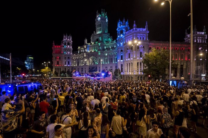 Archivo - Asistentes al Orgullo LGTBIQ de Madrid.