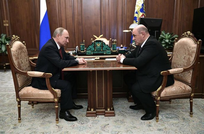 Archivo - El presidente de Rusia, Vladimir Putin, junto a su primer ministro, Mijail Mishustin