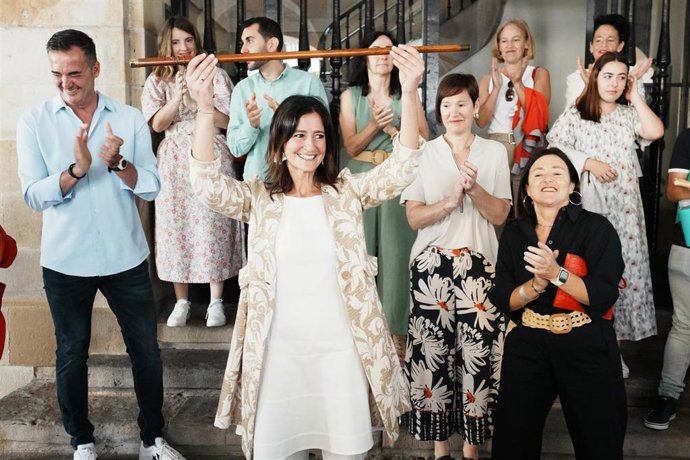 La alcaldesa entrante de la ciudad, Mireia Elkoroiribe (PNV), muestra el bastón de mando en la sesión de constitución del Ayuntamiento de Durango