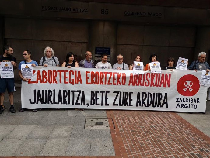 Representantes de    Zaldibar Argitu, Ekologistak Martxan y la Carta de Derechos Sociales de Euskal Herria concentrados en Bilbao