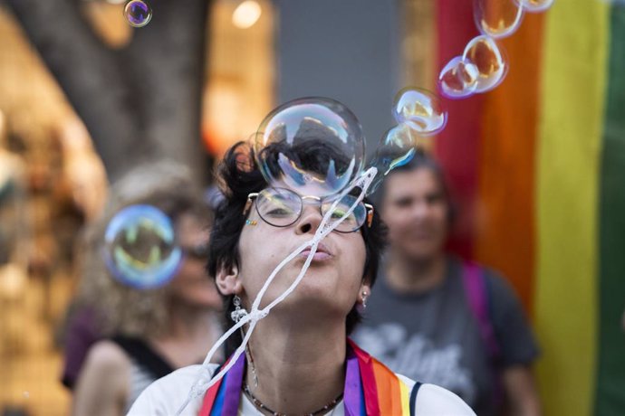 Una persona sopla pompas durante la manifestación del Orgullo LGTBI